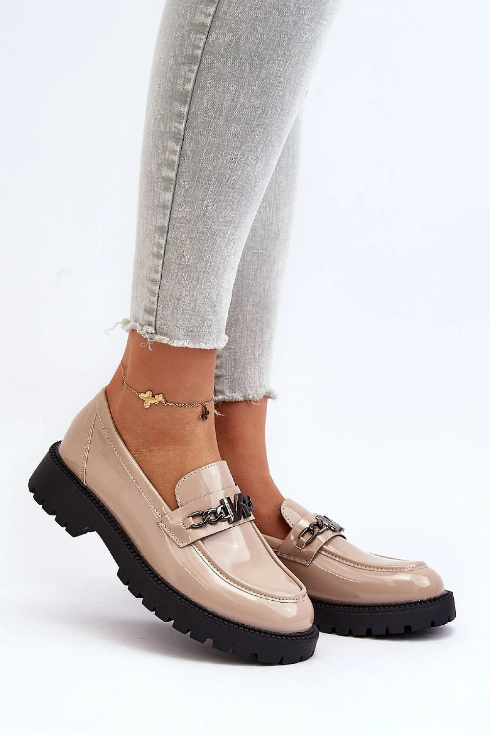 Moccasins élégantes modernes en cuir verni beige clair avec chaîne métallique pour femmes, confortable et durable