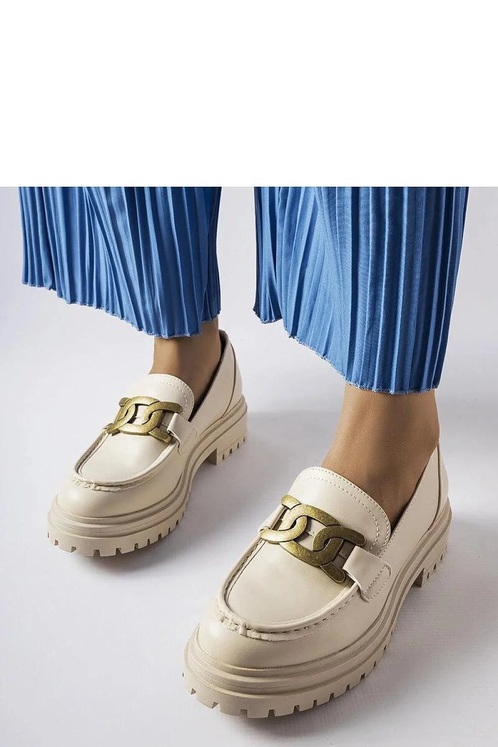 Mocassins beiges pour femmes ornement chaîne dorée cuir écologique durable talon moyen bout rond summer shoes