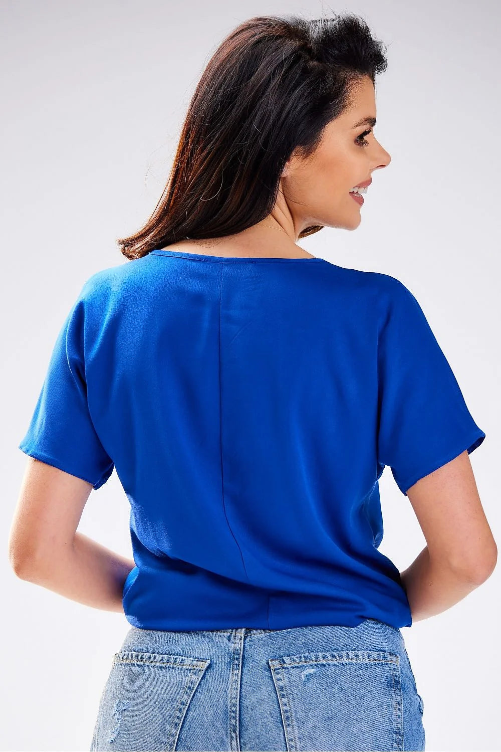 Chemisier en viscose douce coupe droite été respirant design épuré pour femme fabriqué en Pologne