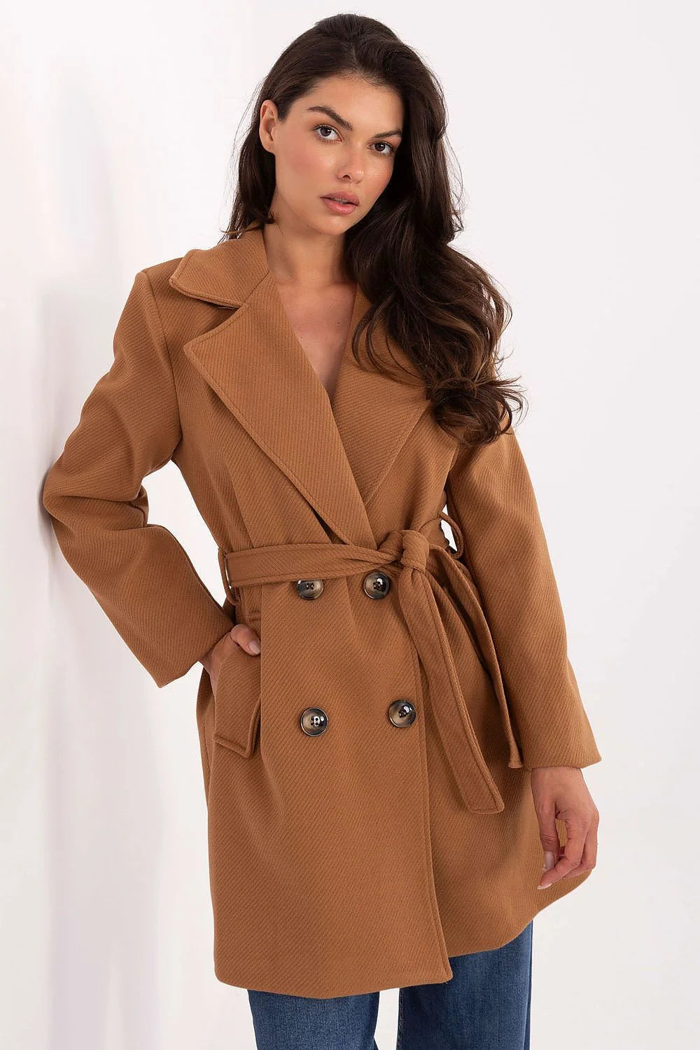 manteau femme mi long double boutonnage ceinturé camel col cranté oversize coupe droite légèrement cintrée tissu laineux boutons écaille poches