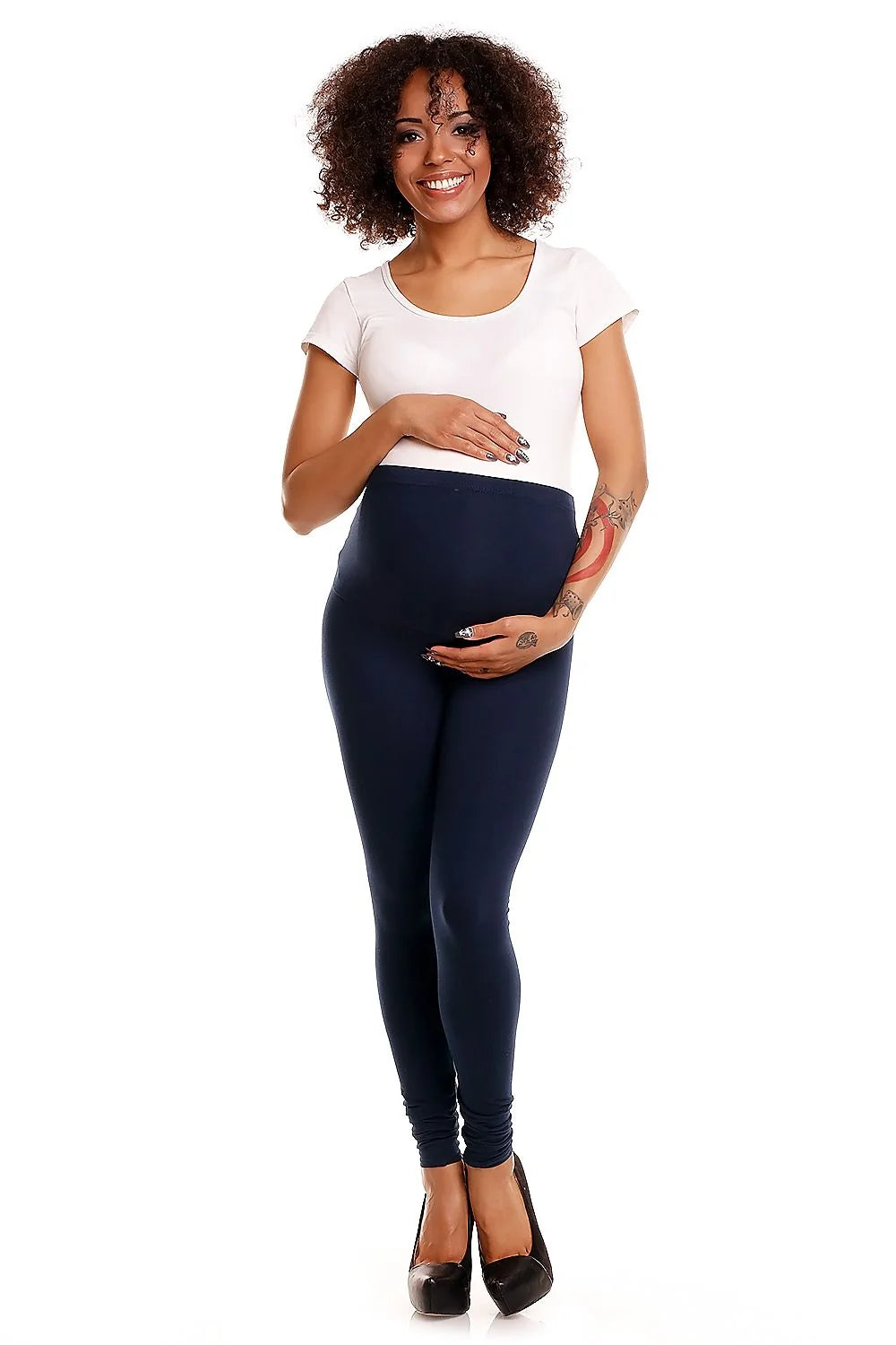 Ensemble maternité confortable t-shirt blanc leggings gris tailles hautes maternité style moderne élégant femmes enceintes matériaux doux haute qualité