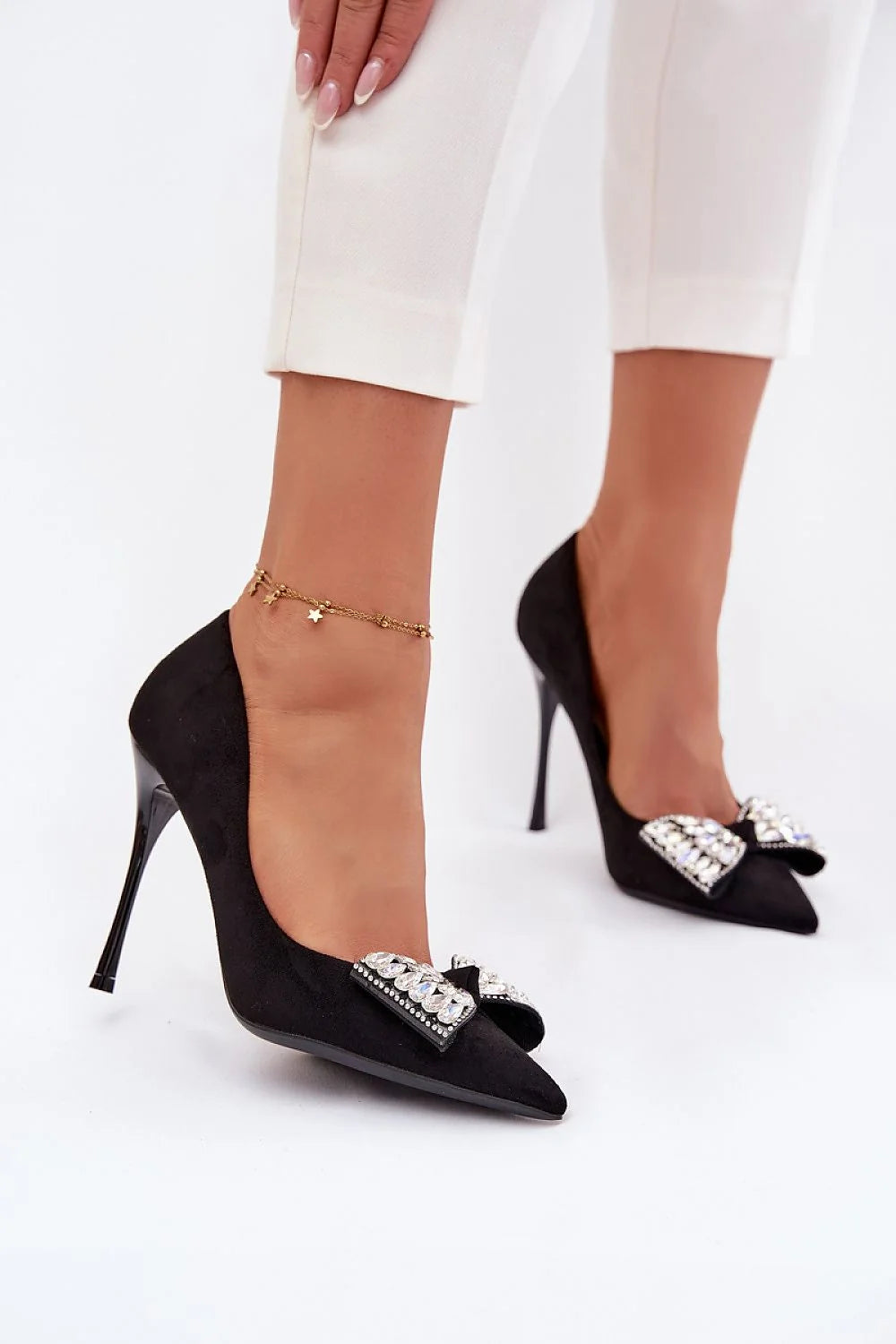 escarpins femme suédine écologique noir talon stiletto haut 11cm bout pointu nœud strass goutte bordure cloutée glamour soirée cérémonie chic