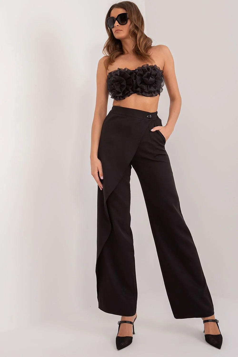 pantalon femme Lakerta noir jambes larges taille haute drapé asymétrique bouton visible ceinture crêpe polyester fluide élégant sophistiqué soirée cocktail