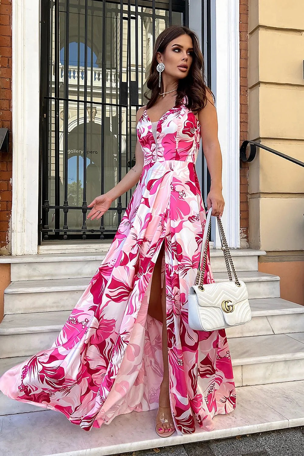 Robe de jour Bicotone longue imprimé floral rouge rose blanc tissu satiné ajustée à la taille fente jambe occasion estivale