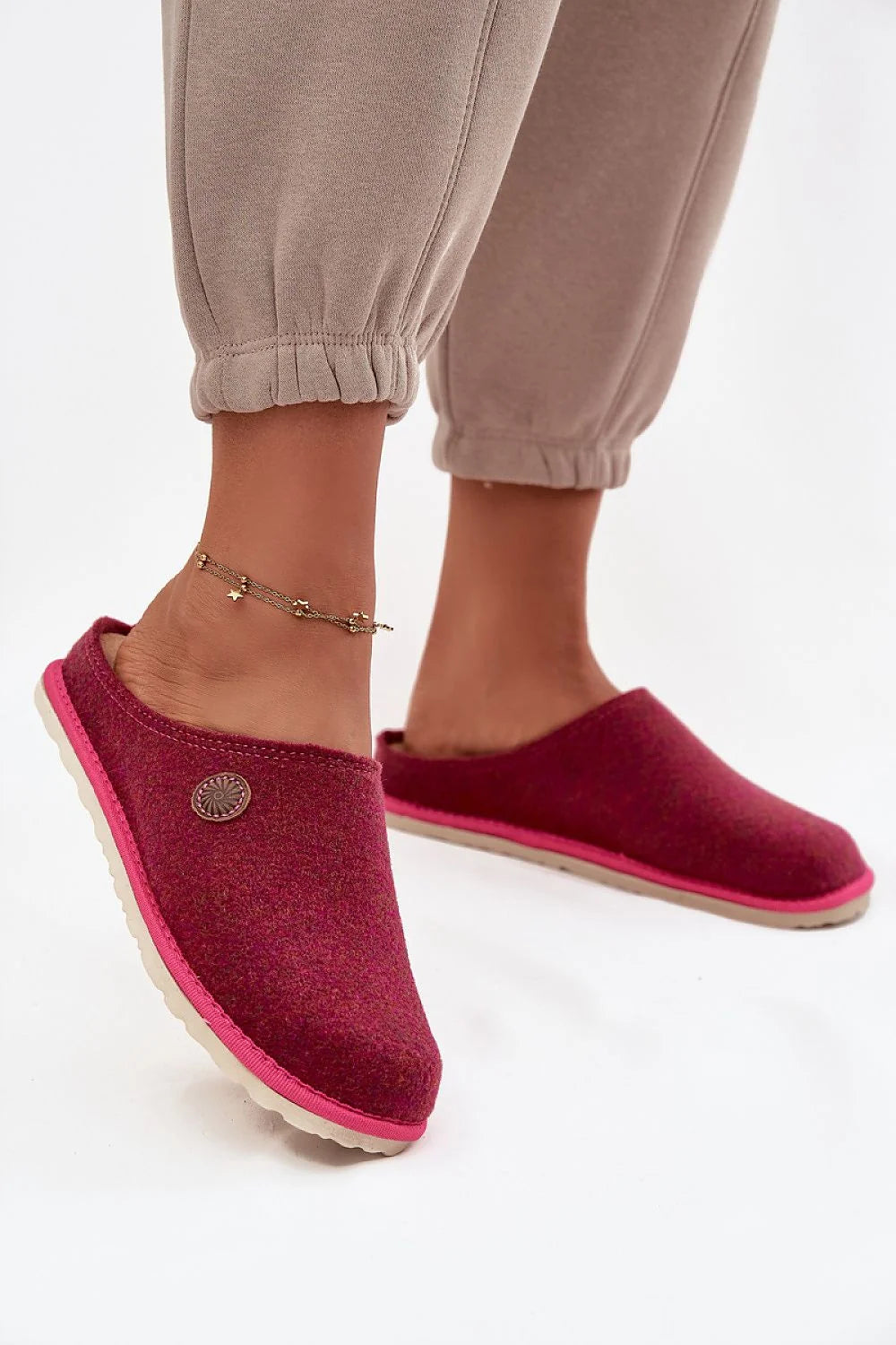 chausson mule femme feutre bordeaux fuchsia bout fermé slipon bord contrastant rose médaillon bronze semelle styrogum légère crantée caoutchouc antidérapant
