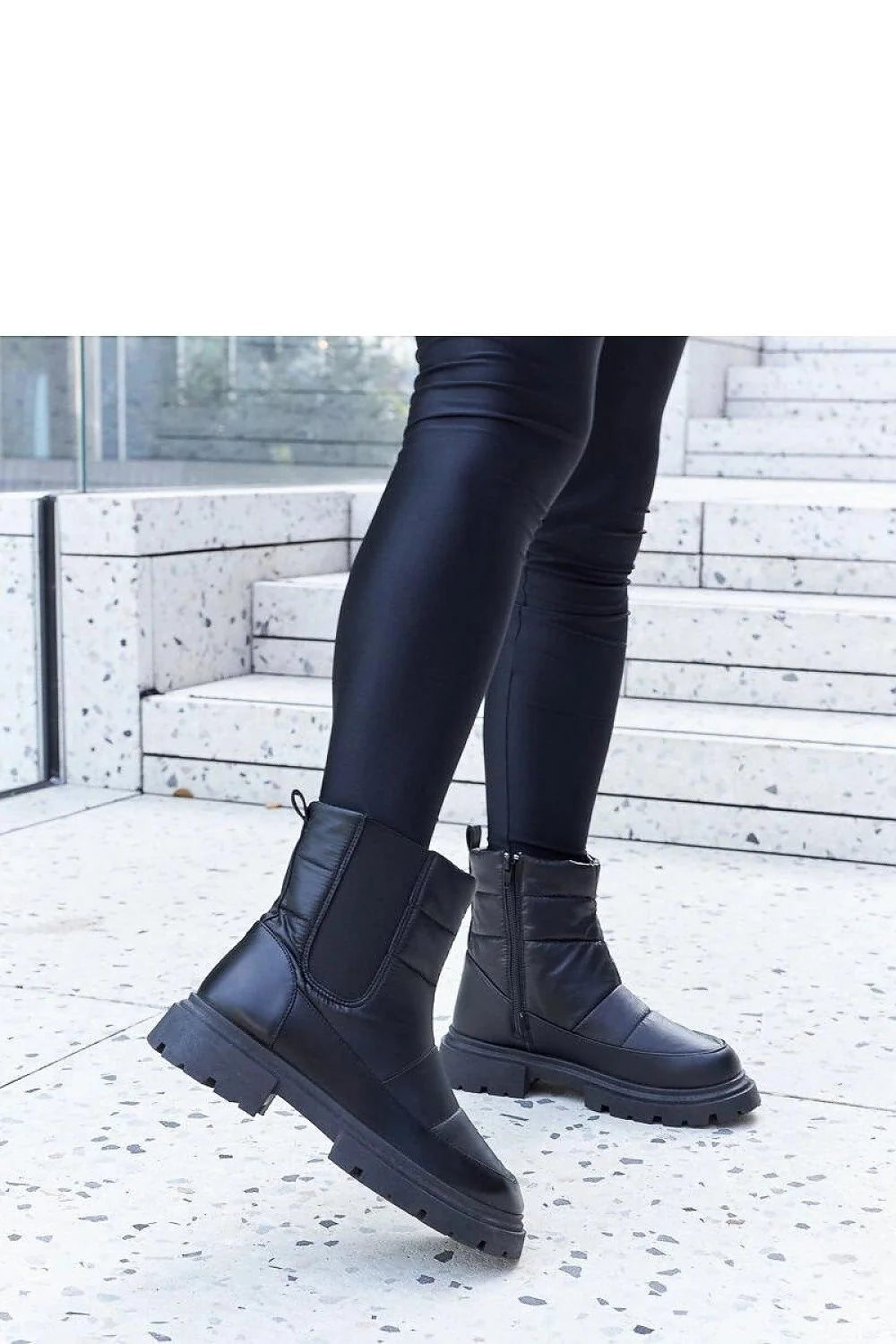 Bottines pour femme style urbain moderne cuir synthétique glossy noire talon légèrement relevé semelle antidérapante fermure éclair latérale coutures visibles mi-haute