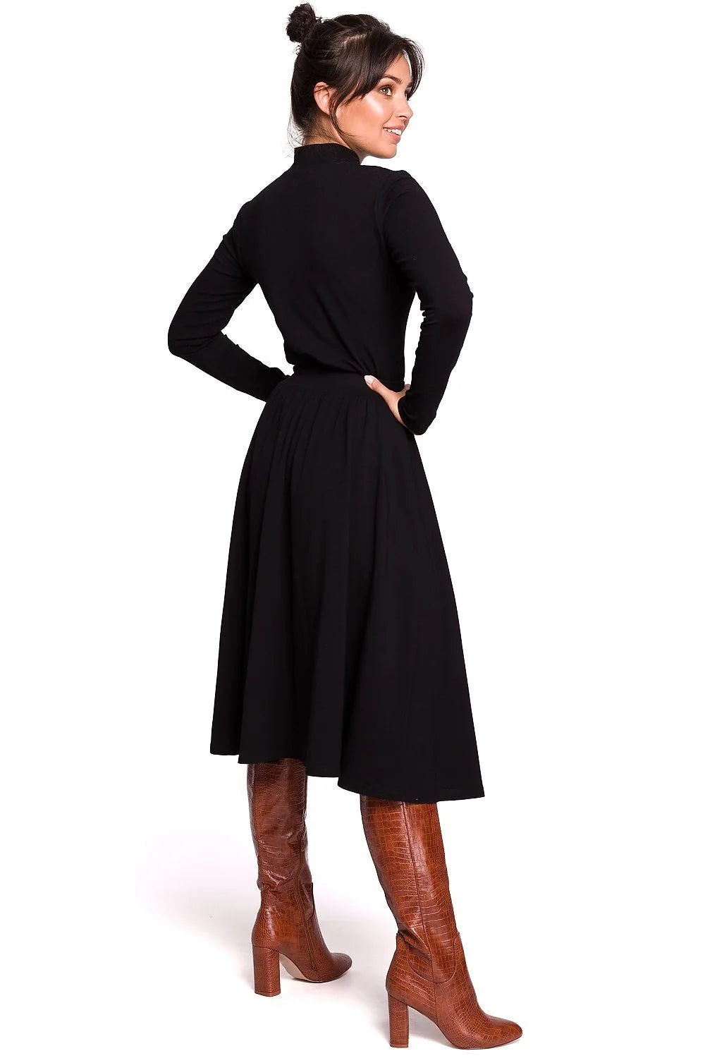 Jupe élégante en coton élasthanne noire coupe évasée fente latérale femmes style moderne chic