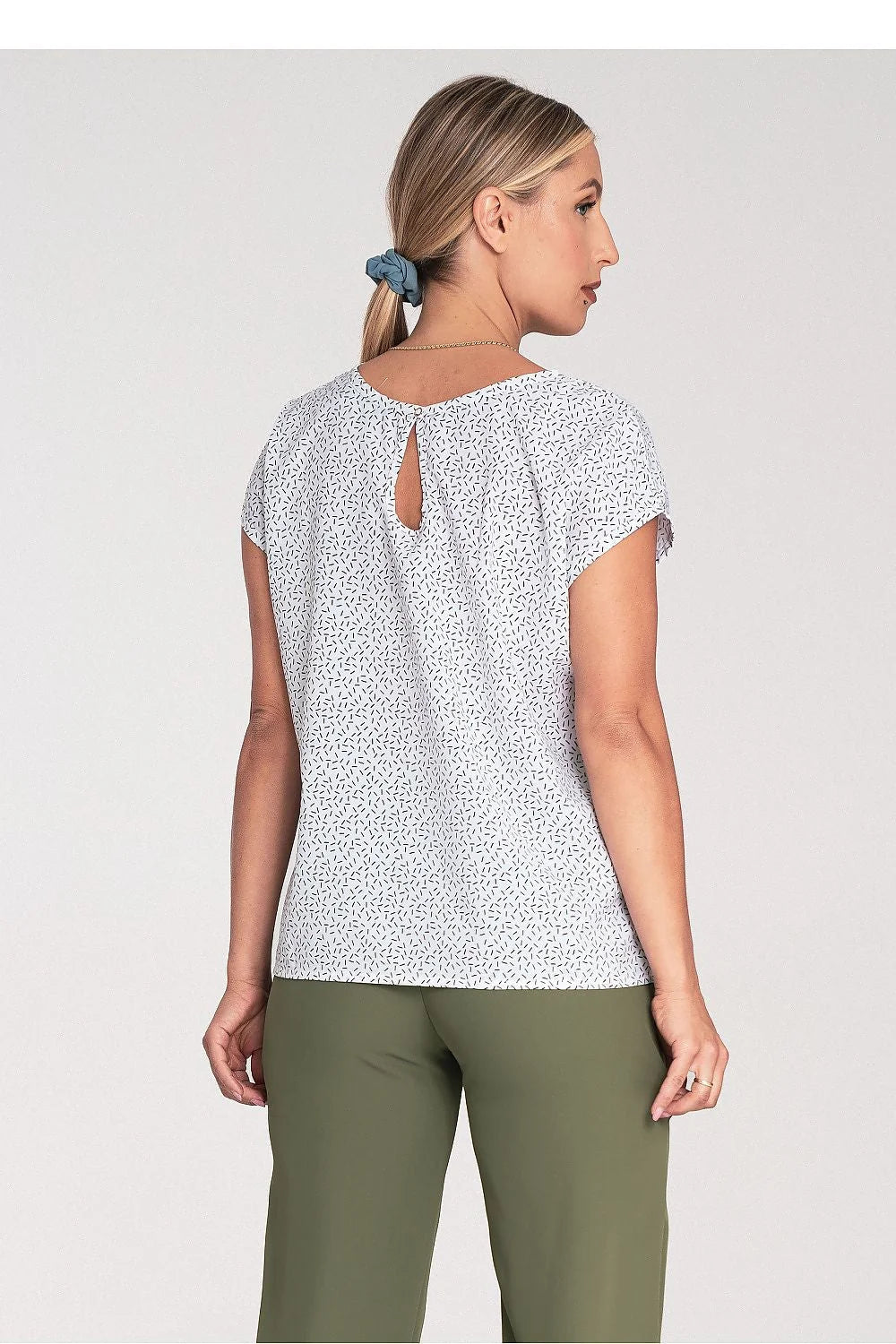 Tenue féminine chemisier et pantalon motif abstrait blanc noir vert olive femme style décontracté chic coupe droite
