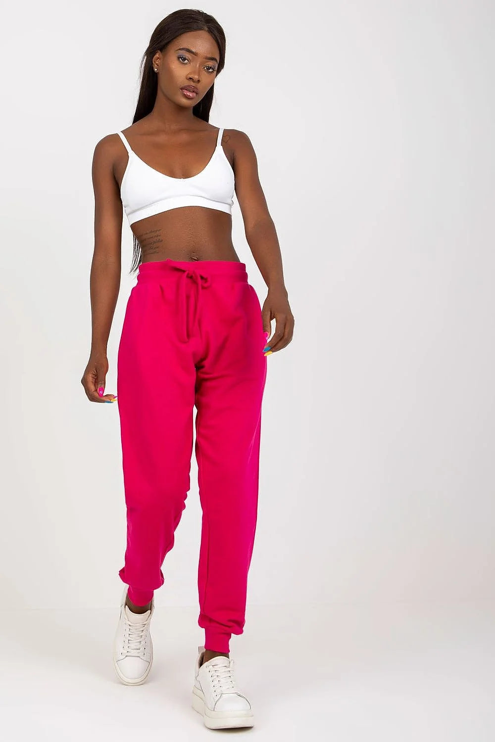 Tenue décontractée pour femme crop top ajusté et pantalon jogging gris foncé occasionnels