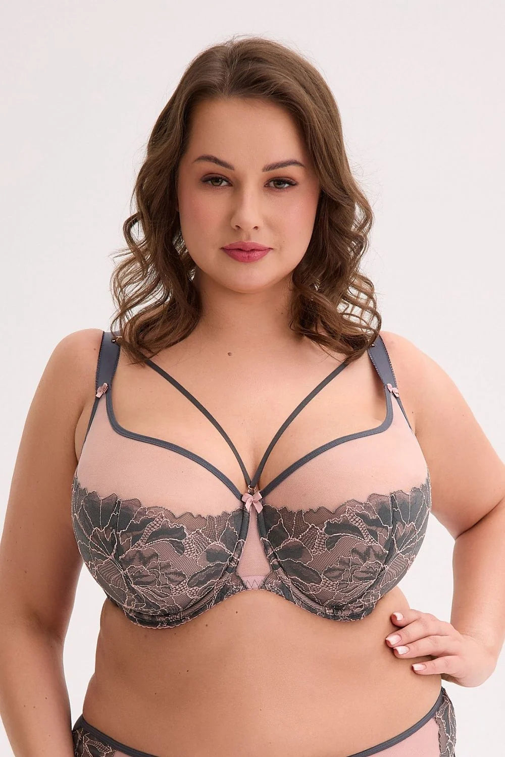 soutien gorge armatures élégant confortable maintien bonnets renforcés mousse doublée forme naturelle bretelles réglables broderies résille choker amovible