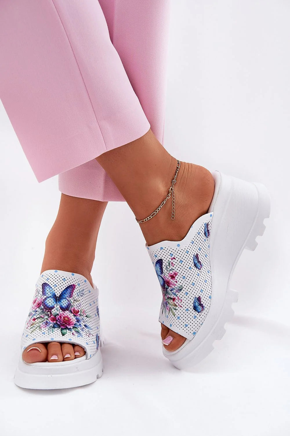 sandales mules femme compensées plateforme blanche bout ouvert tige perforée synthétique imprimé papillons bleus fleurs roses confort