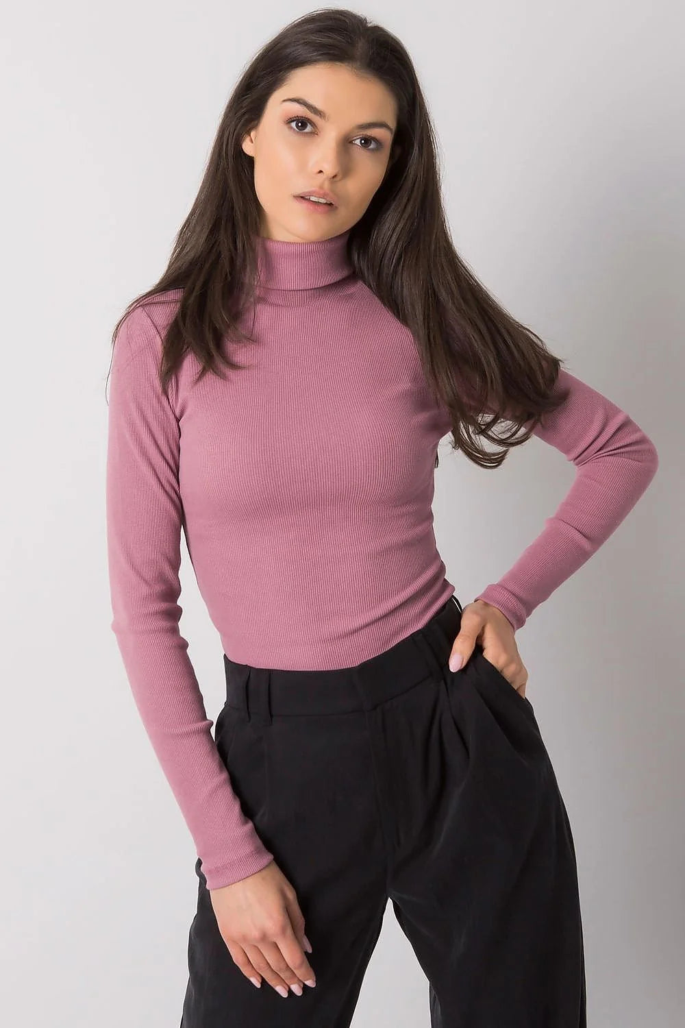 Haut à col roulé élégant pour femme en maille fine, couleur rouge audacieuse, coupe ajustée, manches longues, fabrication de qualité, idéal pour tenues sophistiquées