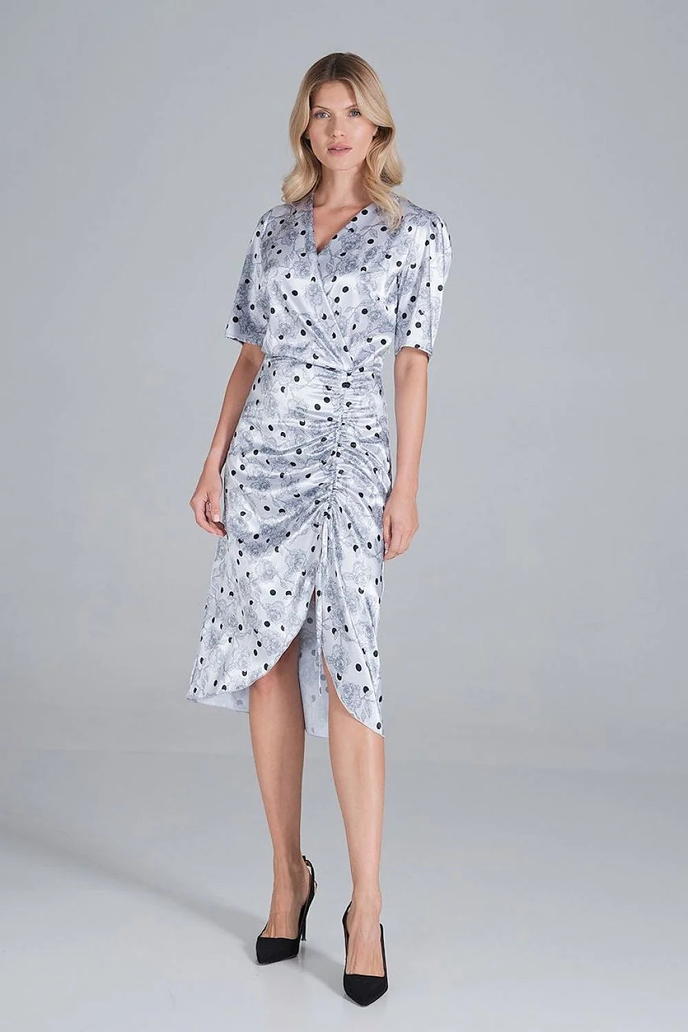 Robe cocktail satin gris clair élégante décolleté V manches courtes motif unique femme cérémonie