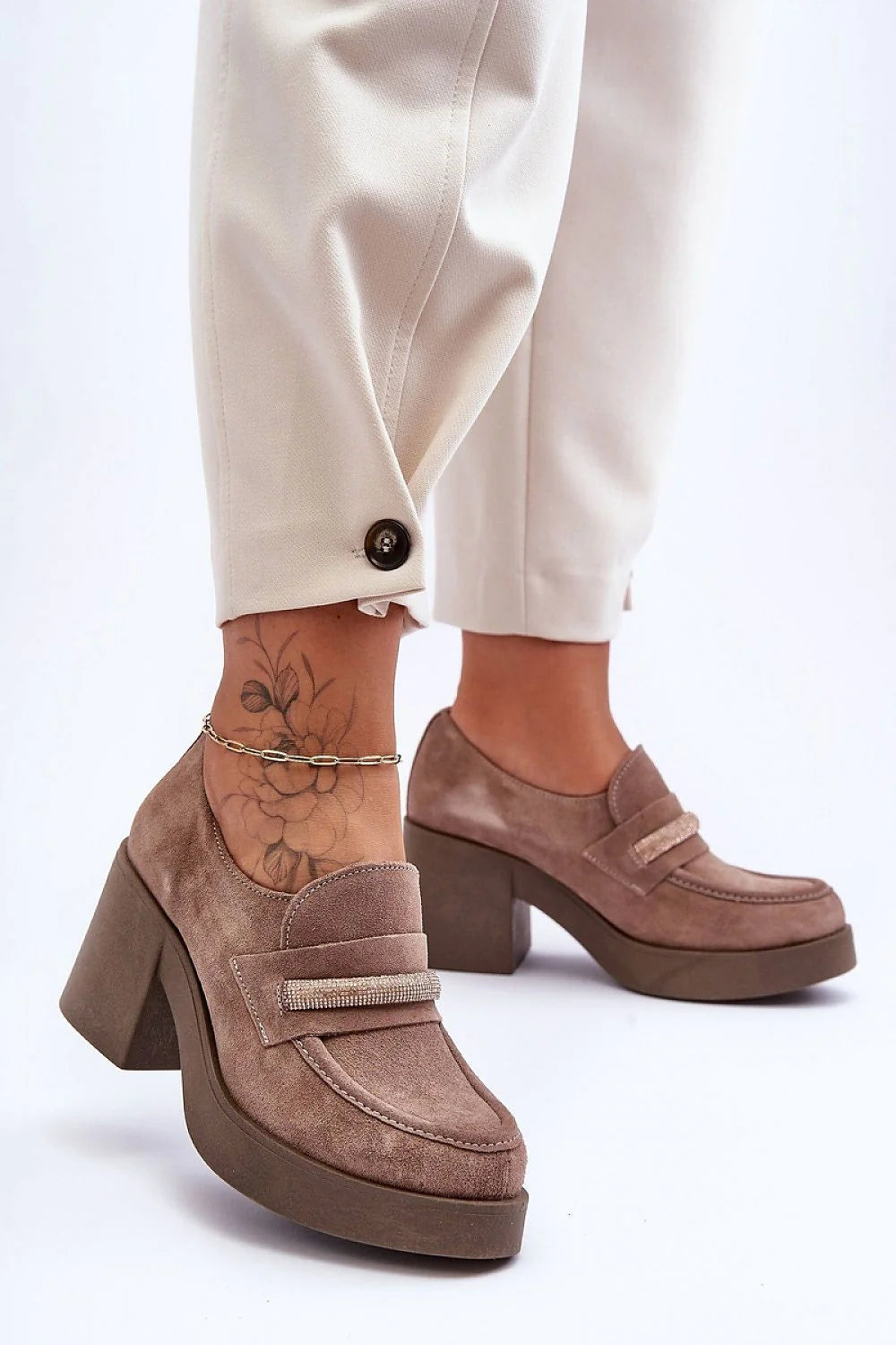 Mocassins femmes design moderne élégant décontracté talon carré épais suédine marron taupe détails métalliques argentés confortable occasions multiples mode
