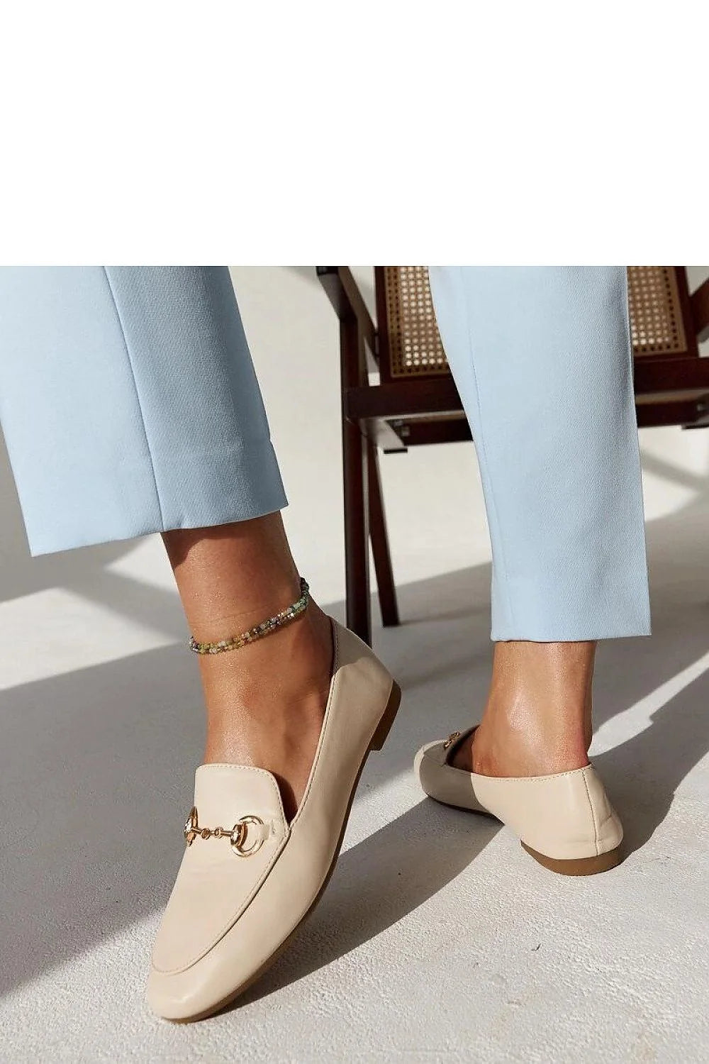 mocassins Solea femmes beige cuir écologique lisse semelle plate talon bout carré bride chaîne dorée minimaliste polyvalent élégant confortable intemporel