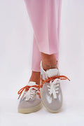 Chaussures de sport pour femmes design moderne élégant confortable cuir artificiel couleur orange motif croix