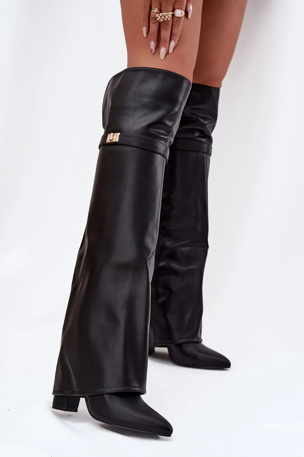 cuissardes femme simili cuir noir tige haute souple revers bout pointu talon bloc bas finition mate sangle boucle dorée chic