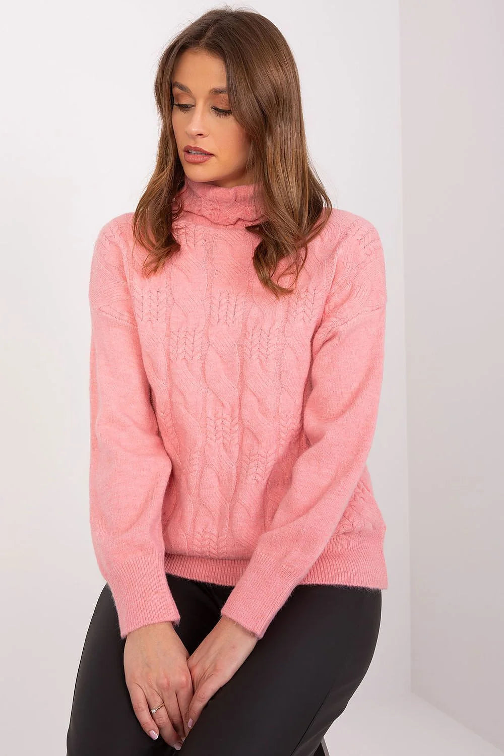 Pull col roulé maille torsadée rose pâle féminin élégant confortable automne hiver longues manches ample droite finitions côtelées