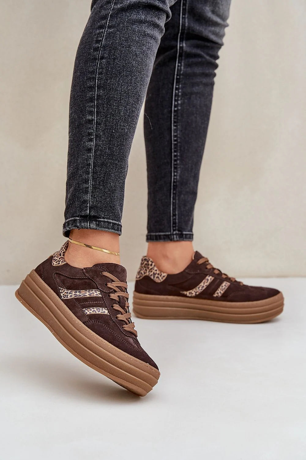 Chaussures de sport Step in style pour femmes, plateforme confortable, tige en cuir suédé, motifs léopard, couleur marron foncé, style moderne, ajustement à lacets, bout rond, versatile, élégance, quotidien, mode, durabilité, hauteur