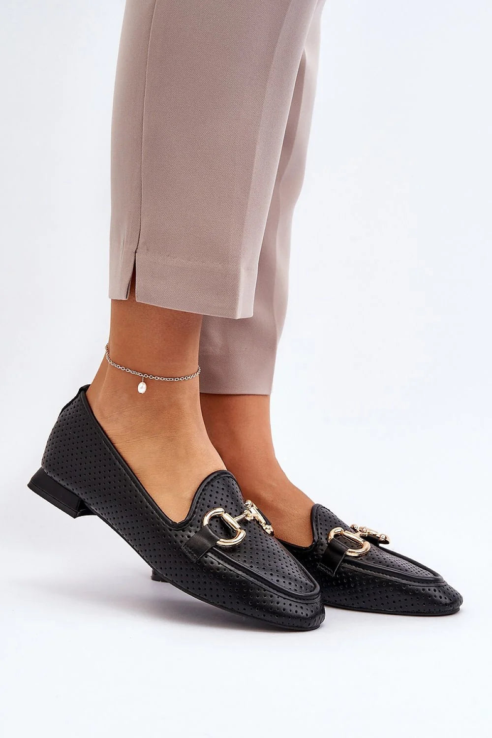 mocassins femme élégants noirs similicuir perforés mors dorés métalliques bout légèrement pointu slipon talon plat semelle antidérapante surpiqûres confortables durables