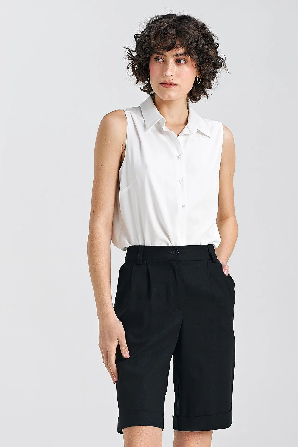 chemise sans manches viscose blanche fluide légère coupe ajustée col classique boutons discrets tombé net intemporelle élégante estivale