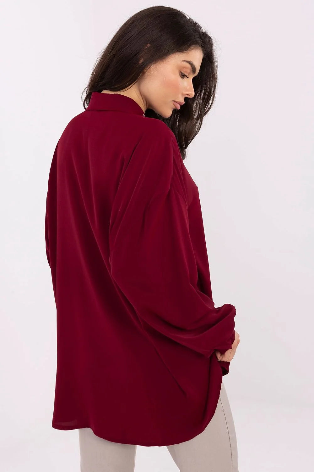 blouse élégante longue dos allongé asymétrique polyester léger motif lisse col orné jabot subtil manches bouffantes fermeture absente confortable féminine