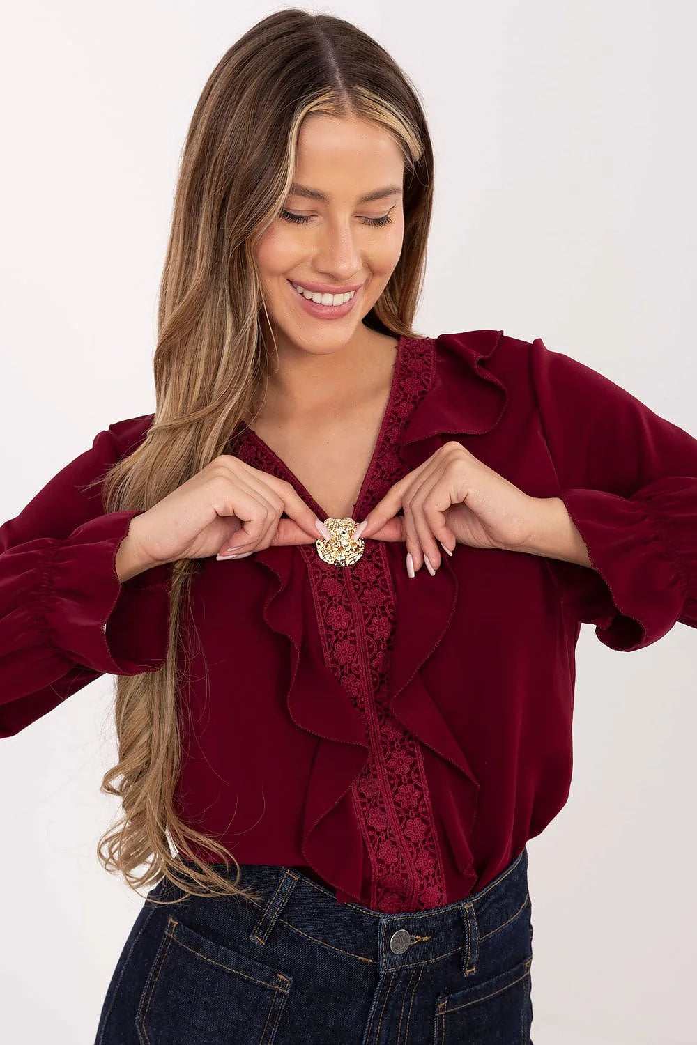 chemisier femme élégant bordeaux fluide viscose polyester élasthanne manches longues volants dentelle empiècements poignets froncés jabot broche dorée romantique confortable