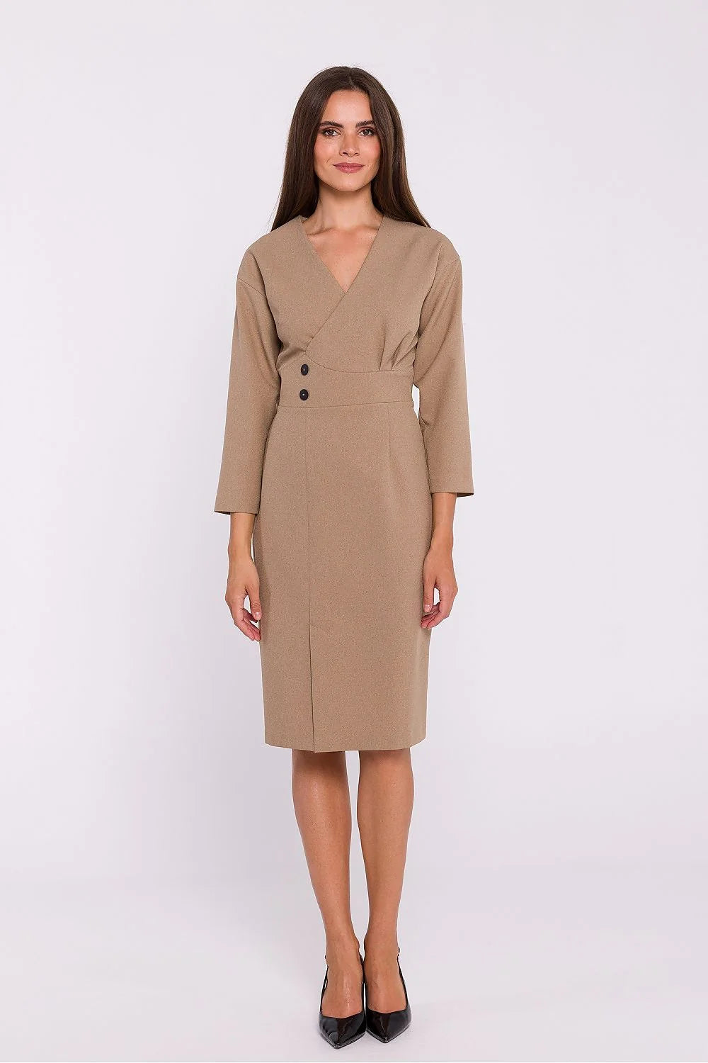 Robe de jour élégante style classique beige taille haute décolleté en V manches 3/4 longueur genoux fente avant femme occasion professionnelle