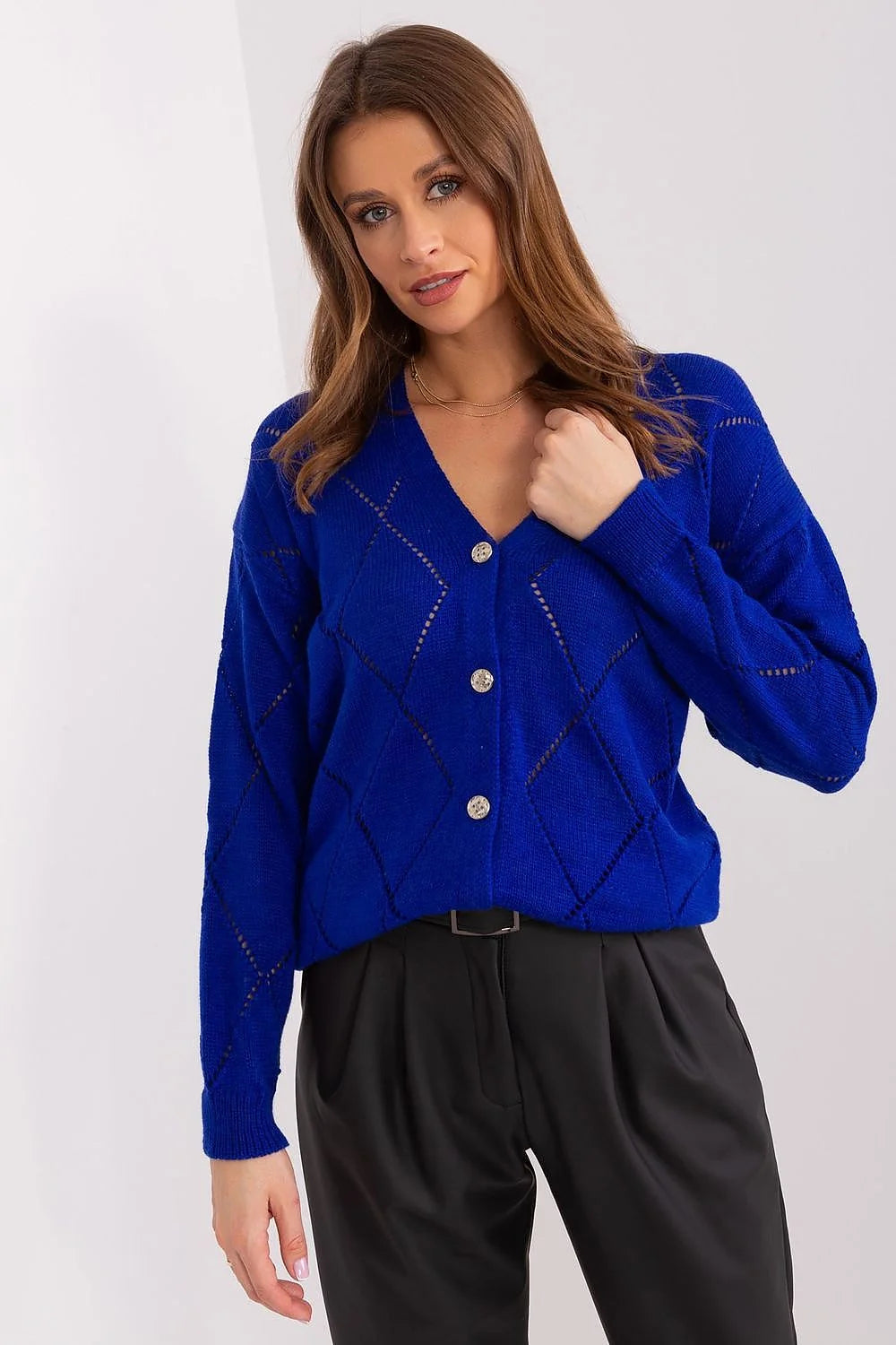 cardigan femme bleu cobalt col V boutonné maille tricotée motif losanges ajourés manches longues bords côtelés boutons argentés texture douce