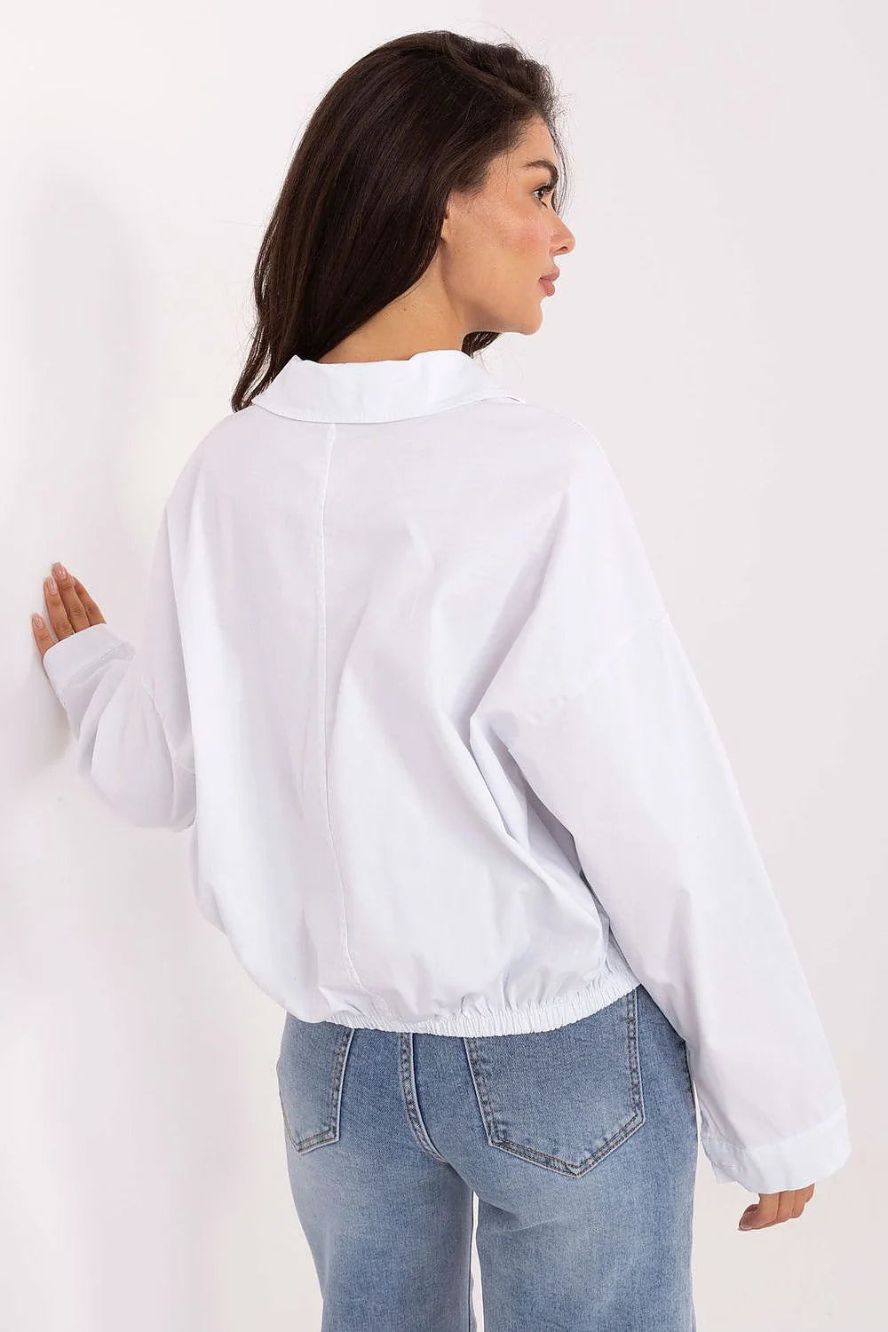 chemise oversize shacket blanche popeline coton élasthanne col classique manches longues coupe courte décontractée poches poitrine rabats ourlet élastiqué