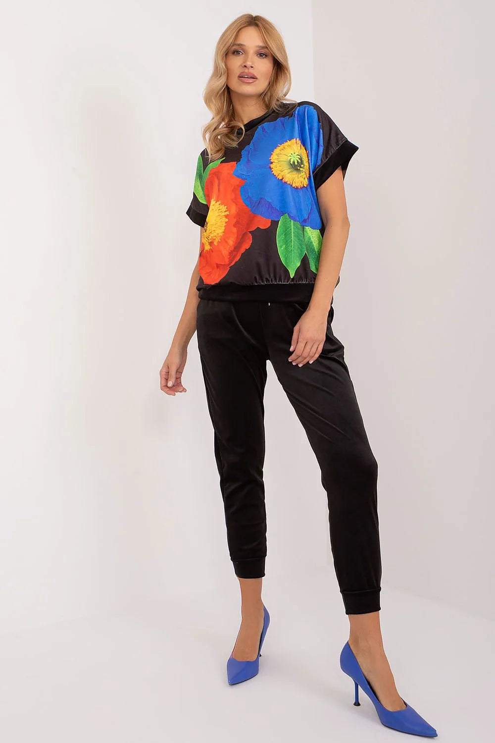 ensemble femme satin velours floral multicolore haut oversize manches courtes base élastiquée pantalon fuselé noir chevilles resserrées poches latérales chic