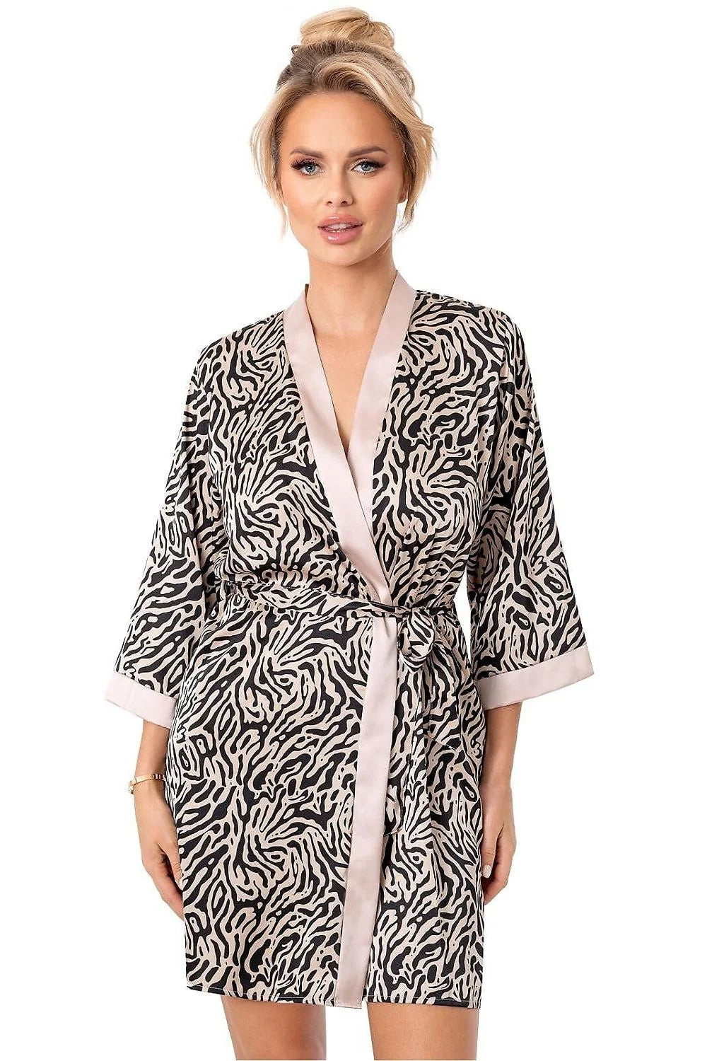 Peignoir femme élégant en satin style kimono manches longues motif zèbre beige clair contrastant noir usage intérieur détente