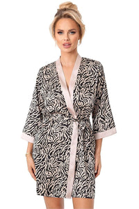 Peignoir femme élégant en satin style kimono manches longues motif zèbre beige clair contrastant noir usage intérieur détente