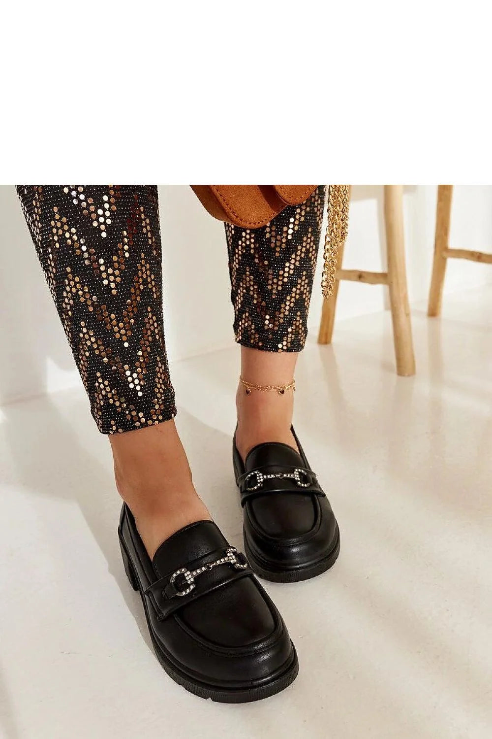 Mocassins pour femme élégants en éco-cuir noir, design moderne, talon moyen, bride décorative, semelle en caoutchouc, confort et durabilité, mode intemporelle