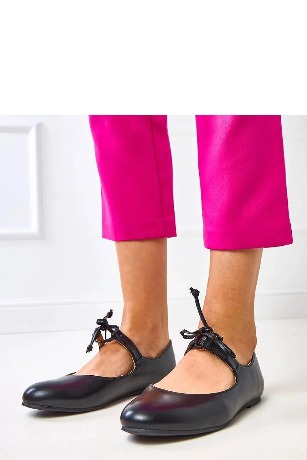 ballerines femme mary jane cuir écologique noir bout rond bride fine cheville ajustable semelle plate doublure confortable finition brillante polyvalentes