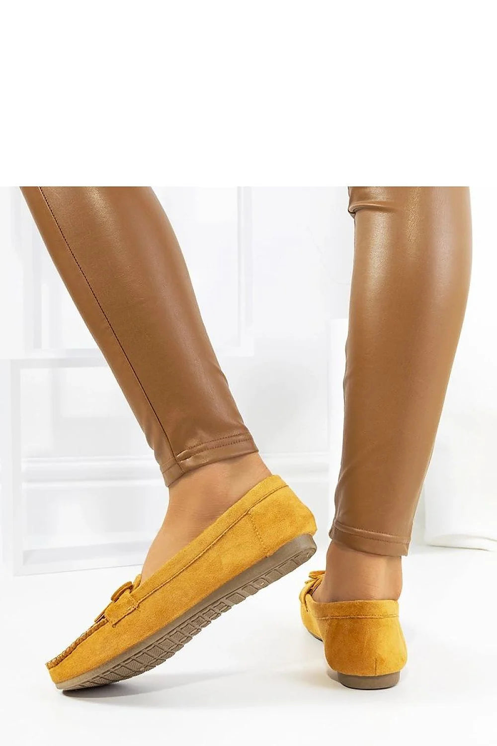 mocassins femme élégants classique jaune moutarde cuir écologique suède slipon franges nœud pompon bout arrondi surpiqûres semelle caoutchouc confortable
