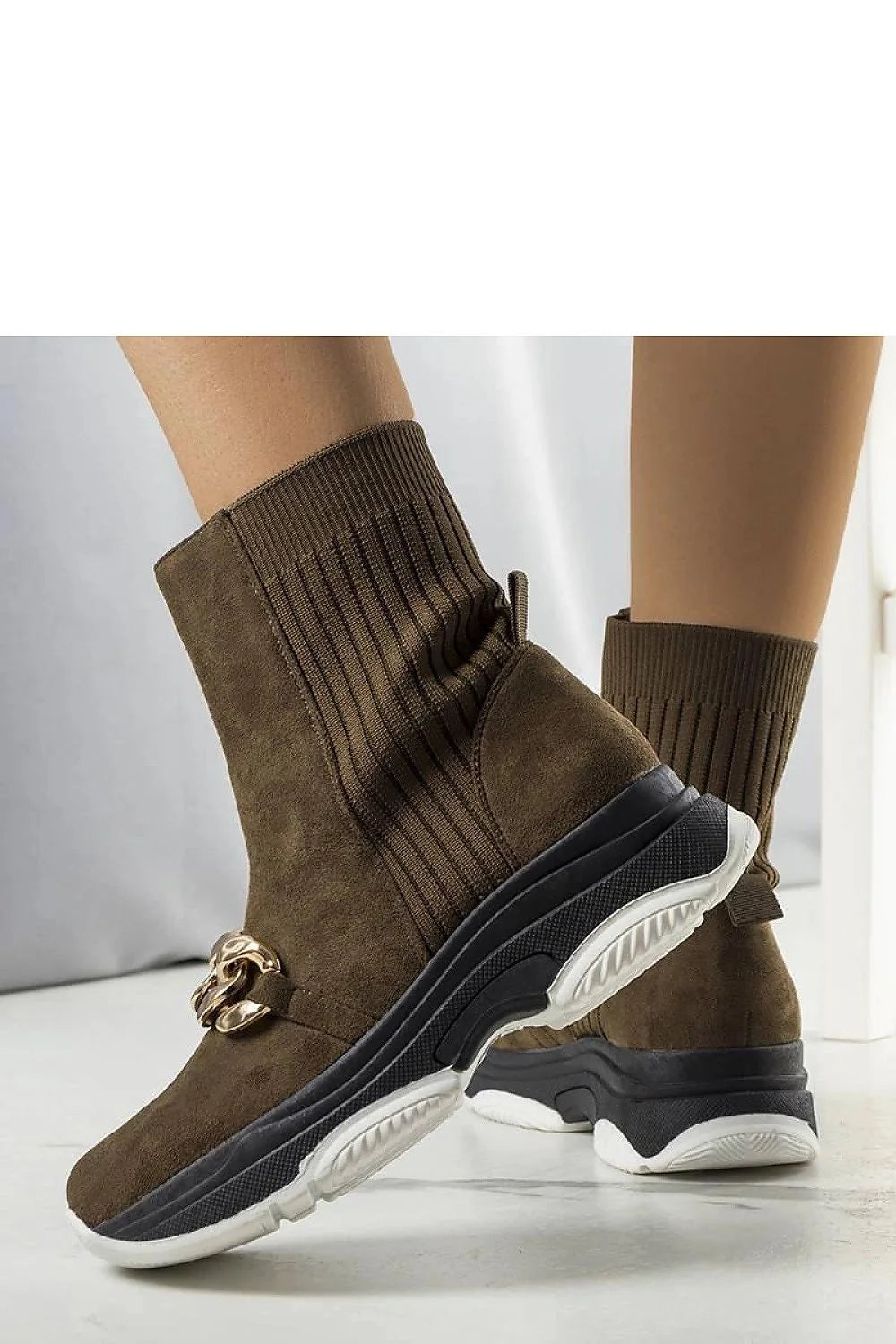 Bottines mode féminines élégantes montantes suède couleur olive brun ornement chaîne dorée confort sneakers automne hiver