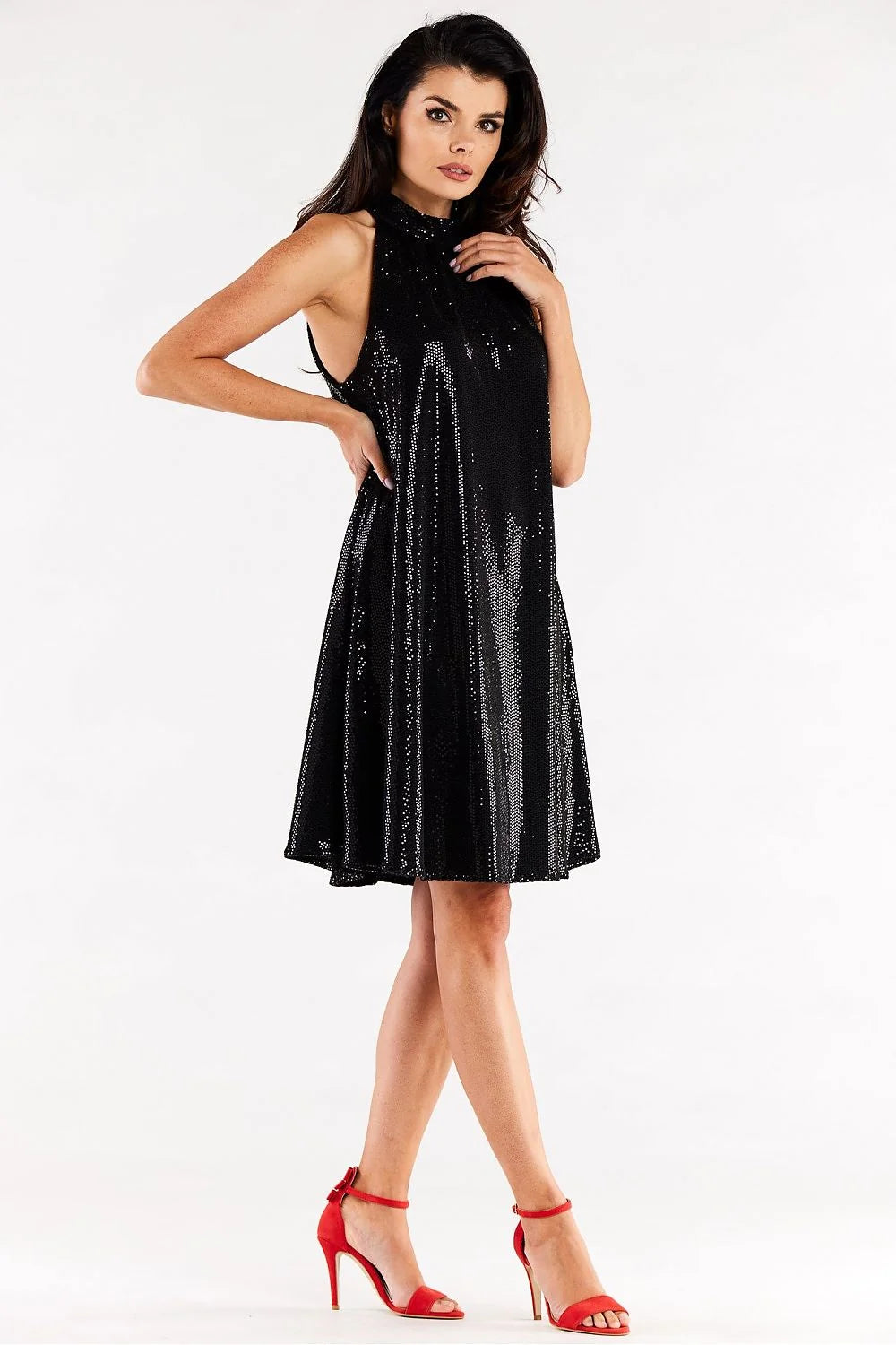 Robe de soirée élégante sans manches couleur verte foncée en tissu scintillant col montant silhouette trapèze femme