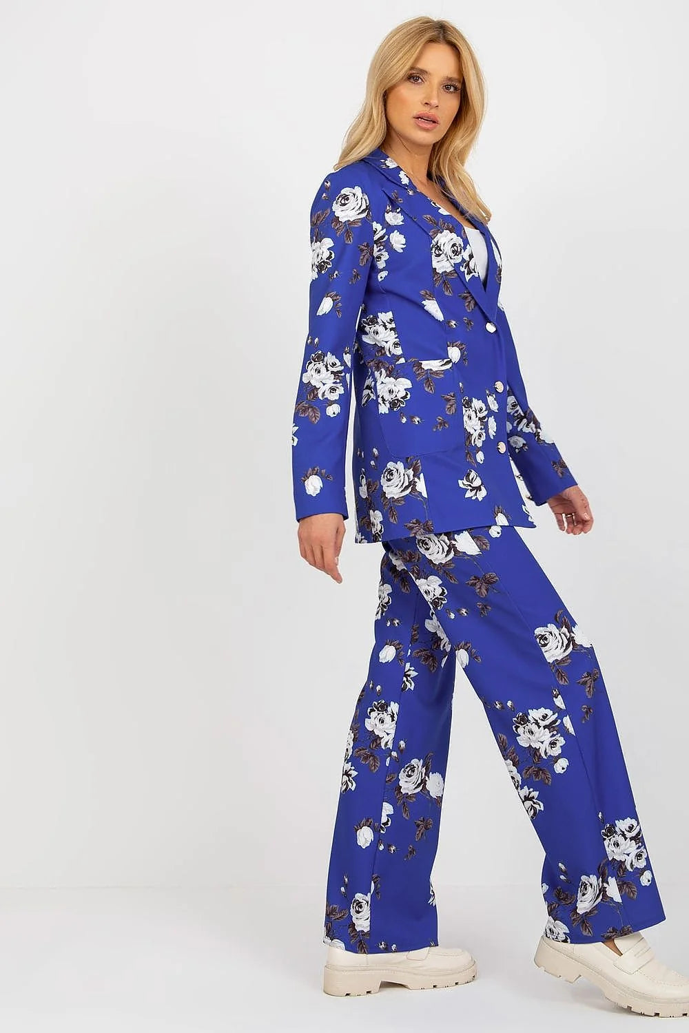 Costume tailleur femme veste pantalon bleu vif motifs floraux blancs brun élégant moderne occasion formelle professionnelle