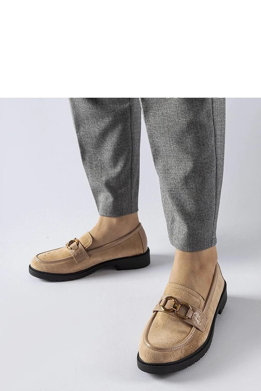 mocassins femme élégants beiges cuir suédé boucle dorée semelle caoutchouc talon bas doublure confortable coutures polyvalents professionnels urbains