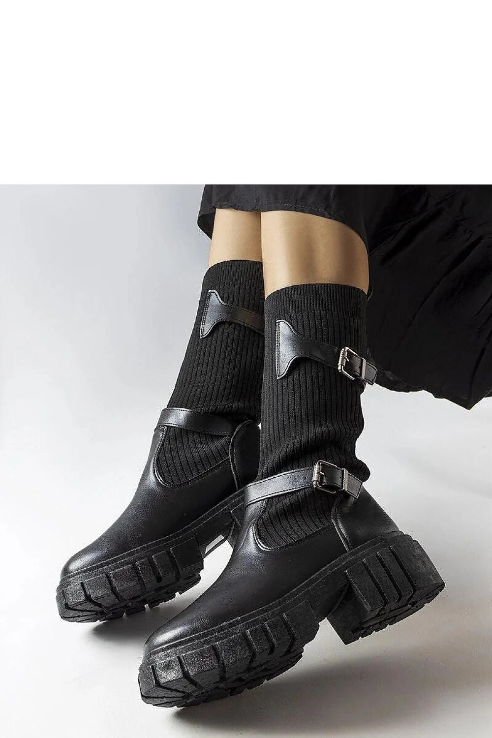 Bottes cuissardes en cuir noir moderne avec semelle épaisse pour style urbain et tendance