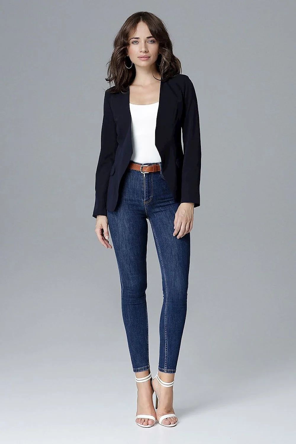 Blazer femme noir chic ajusté en tissu élégant pour un style moderne et décontracté