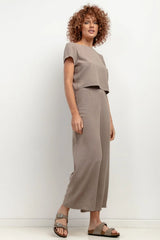 Pantalon femme Tessita en lin taupe style minimaliste coupe ample jambes larges taille haute fermeture éclair dissimulée