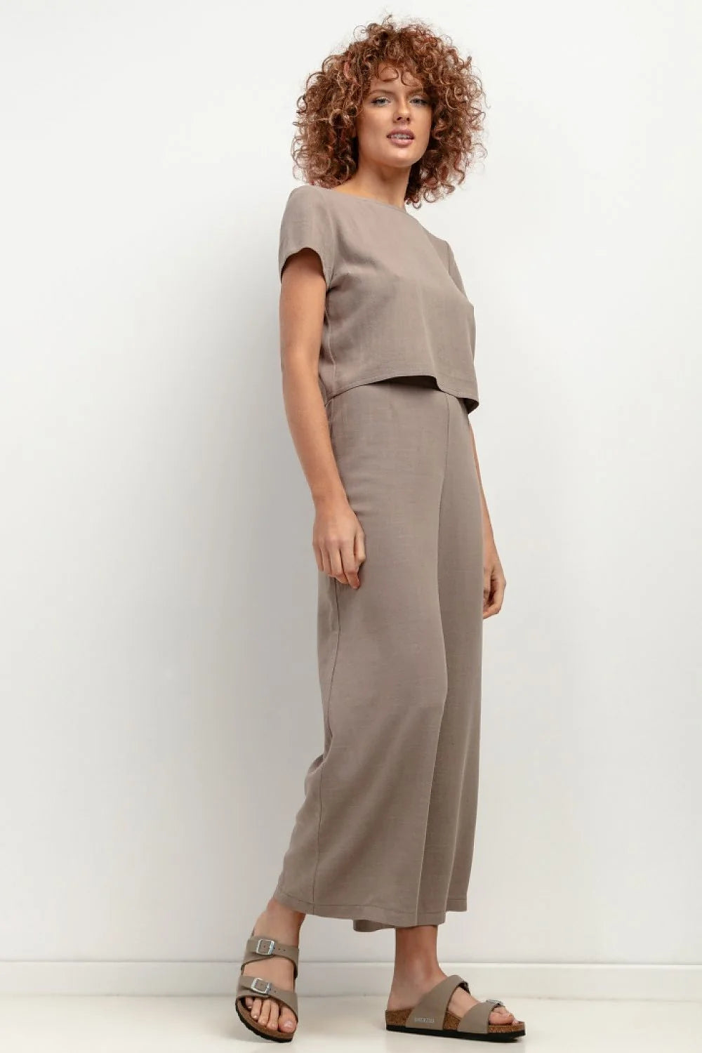Pantalon femme Tessita en lin taupe style minimaliste coupe ample jambes larges taille haute fermeture éclair dissimulée