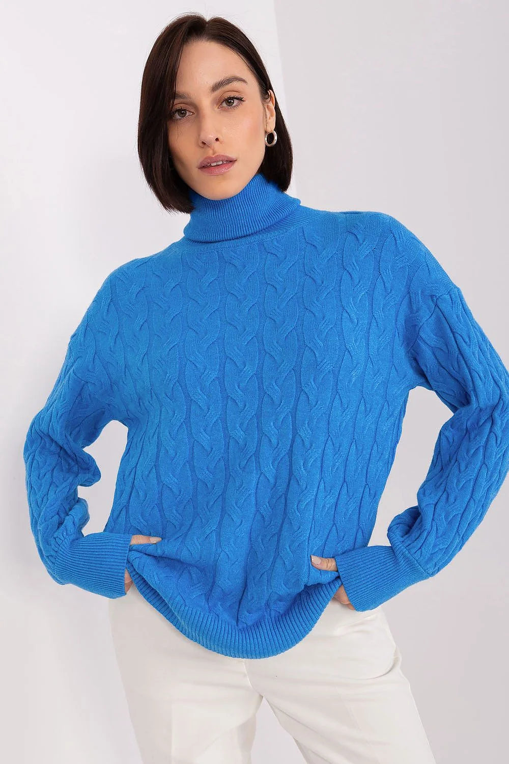 pull col roulé torsadé bleu cobalt maille épaisse oversize coupe ample manches longues poignets côtelés ourlet tombé hanches chaud hiver