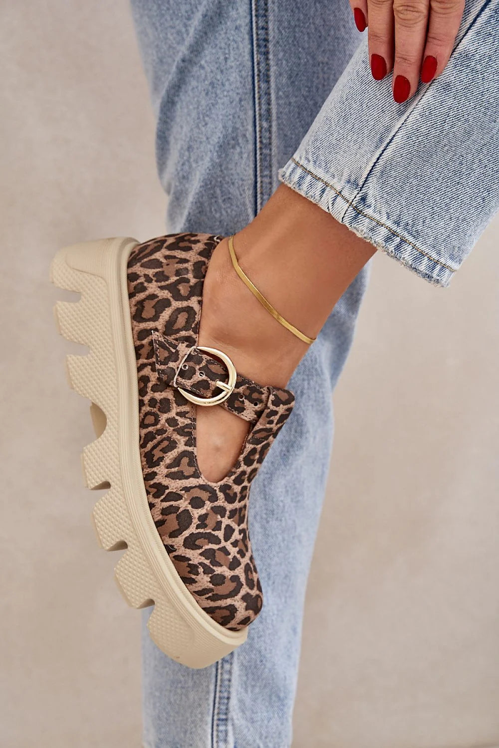 chaussures basses femme Mary Jane imprimé léopard cuir suédé bride T boucle dorée semelle crantée beige plateforme épaisse confortable antidérapante