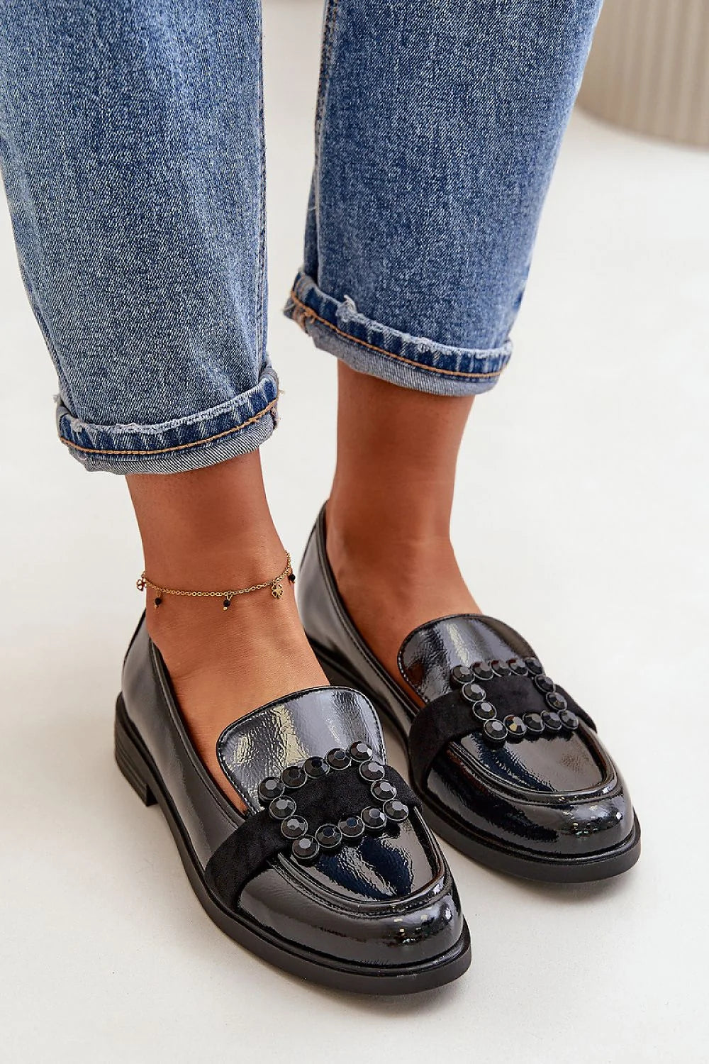 mocassins femme verni noir classique loafers bout arrondi bande velours ornement perles noires boucle brillante semelle caoutchouc talon bas rembourree