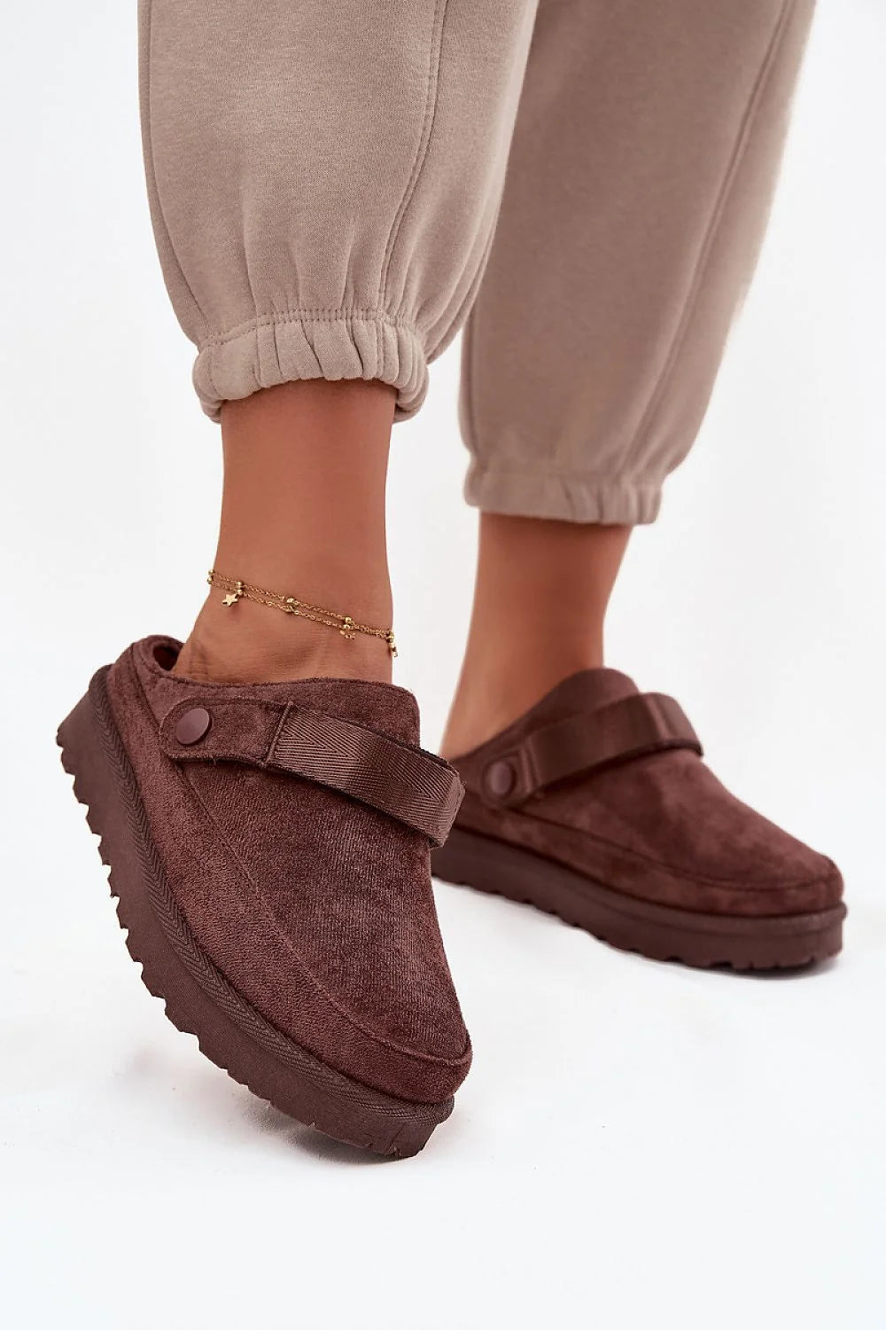 mules femme suédine écologique chocolat plateforme 4 cm doublure fourrure semelle crantée caoutchouc bride amovible velcro maintien ajustable confortable décontracté