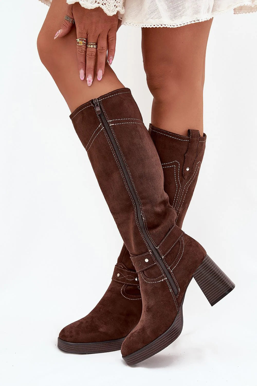 bottes femme suédine écologique marron genou talon bloc semelle plateforme striée surpiqûres blanches lanières rivets bout pointu fourrure synthétique confortable