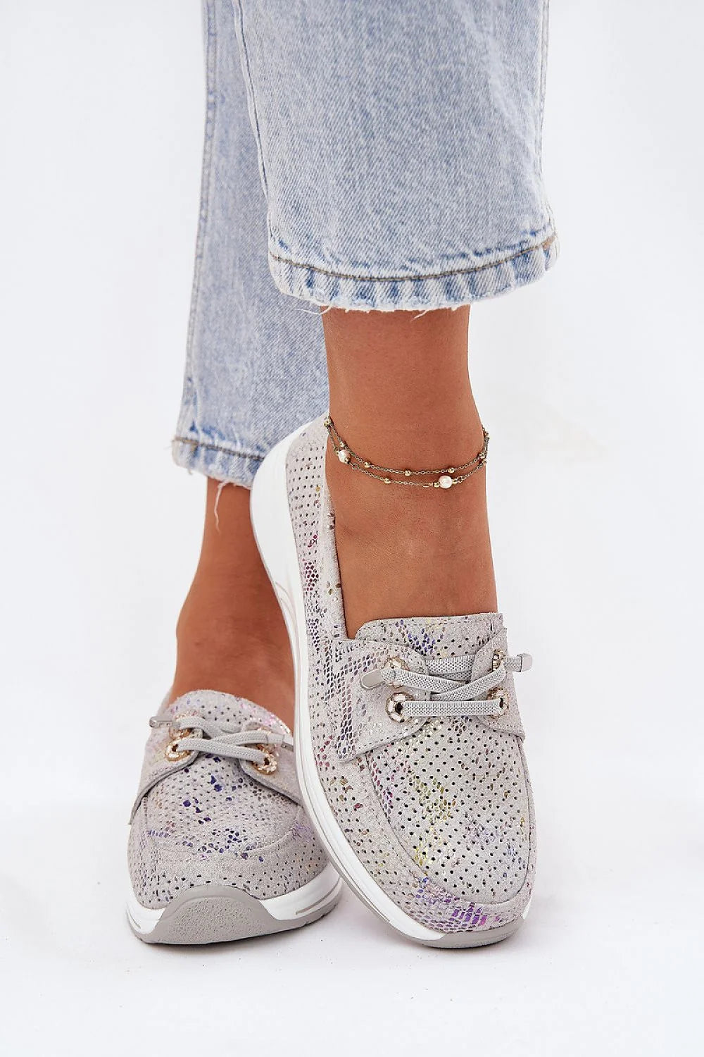 Chaussures basses pour femmes en tissu perforé couleur grise effet multicolore sportswear moderne confortable et élégante